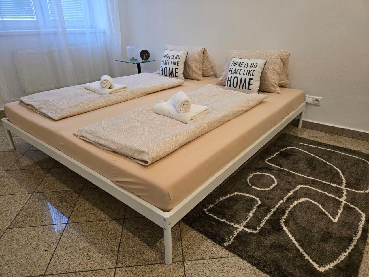 Newly Renovated 2 Rooms Apartment Downtown Нітра Екстер'єр фото