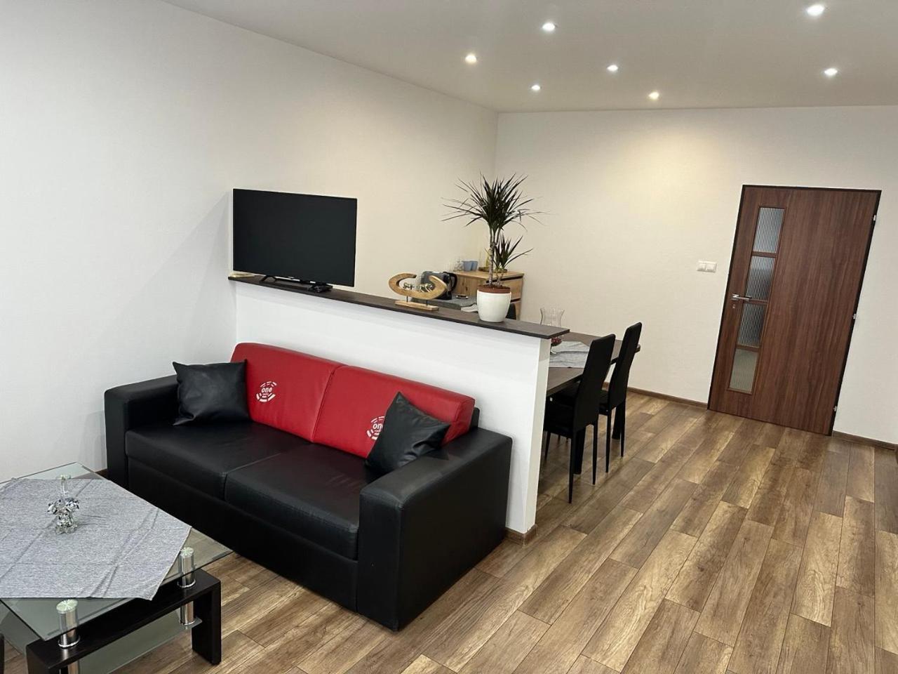 Newly Renovated 2 Rooms Apartment Downtown Нітра Екстер'єр фото